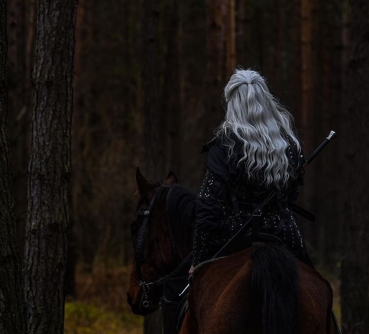 Gmina Ogrodzieniec podaruje filmowemu Geraltowi z Rivii oryginalny wiedźmiński miecz. Został wykuty przez katowickiego artystę