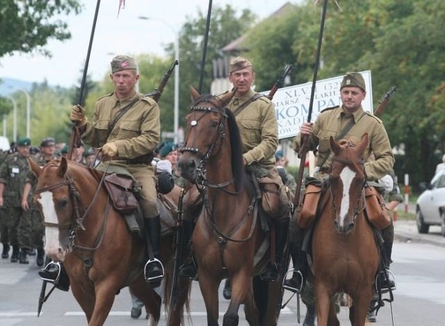 Uczestnicy Marszu Szlakiem I Kompanii Kadrowej na koniach i pieszo, w pełnym bojowym rynsztunku, szli ulicami Kielc.