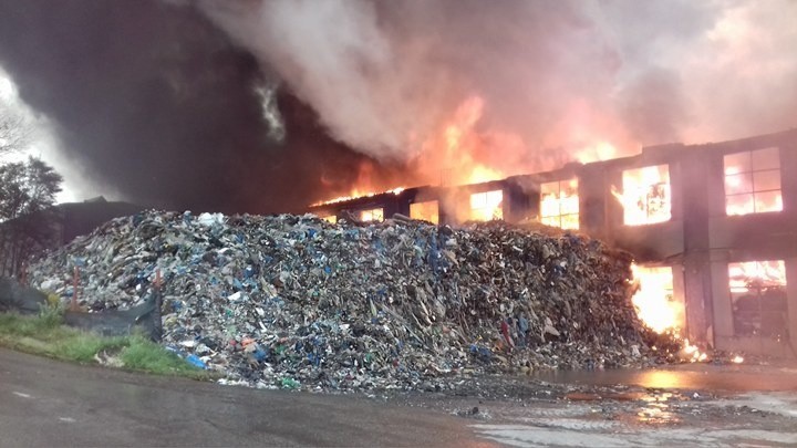 Wielki pożar w Kluczach. Płonęła hala pełna śmieci przy ul. Osada