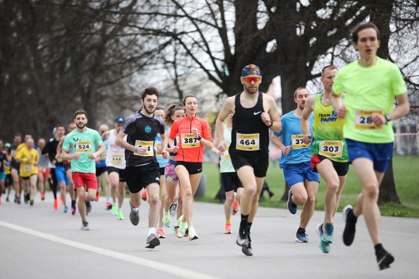 15. Mini Cracovia Maraton im. Piotra Gładkiego. Uczcili pamięć jedynego polskiego triumfatora krakowskiego maratonu [ZDJĘCIA]