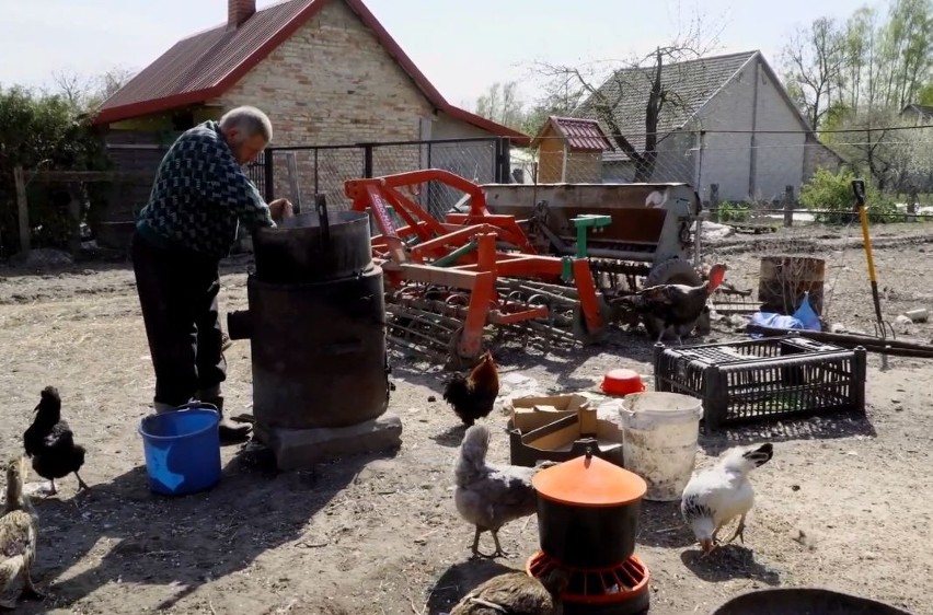 Rolnicy. Podlasie. Andrzej i Jarek naprawiają wjazd na...