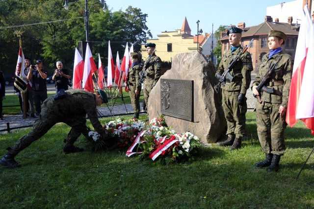 Dzień Polskiego Państwa Podziemnego obchodzono w Toruniu 27 września tradycyjnie przed pomnikiem poświęconym dowódcom Okręgu Pomorskiego ZWZ AK