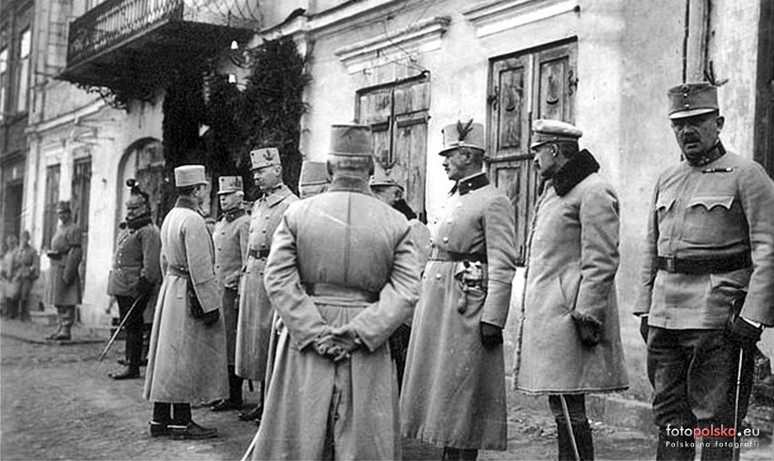 1915 , Żołnierze austro-węgierscy na rynku w Jędrzejowie.