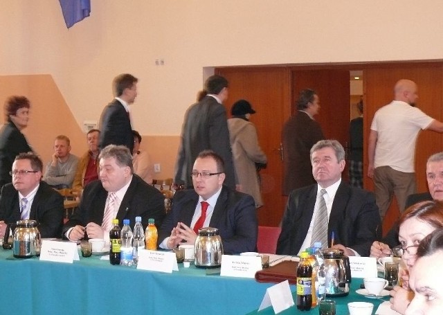 Opozycyjni radni wyszli z sali, kiedy na mównicę wszedł prezydent Wojciech Bernatowicz.