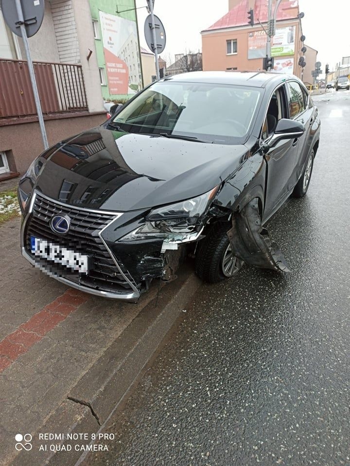 Wypadek w Makowie Mazowieckim. Na skrzyżowaniu zderzyły się dwa samochody osobowe. 02.02.2022