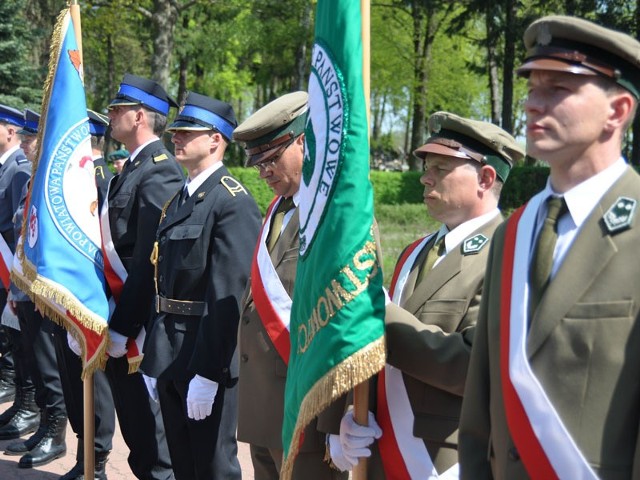 Salwa honorowa kompanii batalionu z Czarnego uhonorowała poległych i pomordowanych w czasie II wojny światowej. 
