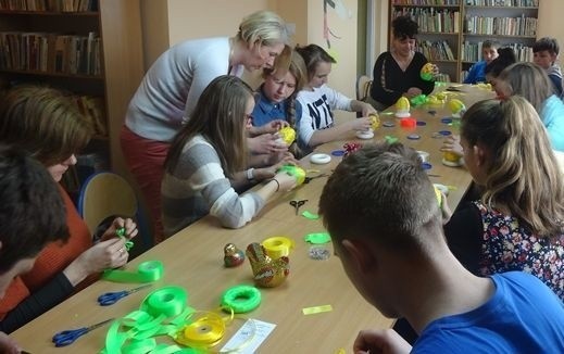 Młodzież wykonywała ozdoby według instrukcji ludowej artystki, Katarzyny Januchty i pod okiem Katarzyny Dziekańskiej, starszego kustosza biblioteki.