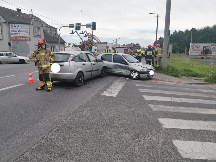 Powiadomienie o zderzeniu samochodów osobowych na DK 25 w...