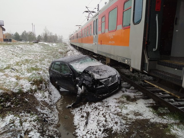 Na niestrzeżonym przejeździe pod Buskiem osobówka zderzyła się z pociągiem wiozącym blisko 30 pasażerów
