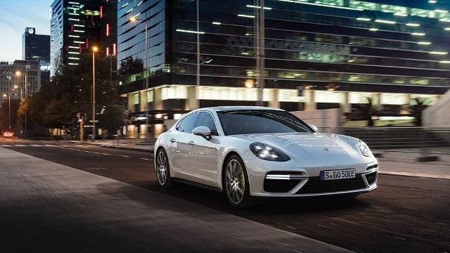 Porsche Panamera Turbo S E-Hybrid. Podobnie jak we wszystkich pozostałych modelach Panamera drugiej generacji, za transfer siły napędowej do kół odpowiada przekładnia Porsche Doppelkupplung (PDK) o 8 przełożeniach. Standardowo model wyposażony jest w adaptacyjny napęd na obie osie Porsche Traction Management (PTM). Fot. Porsche