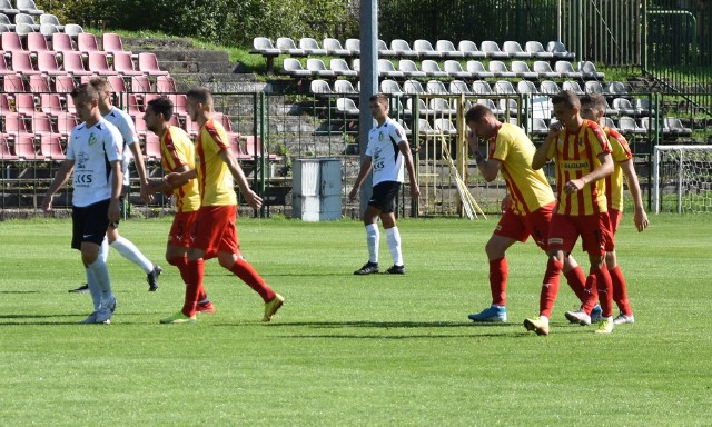 Piłkarze Korony II Kielc w trzeciej lidze pokonali Podlasie Biała Podlaska 8:0. Trzy bramki dla Korony zdobył Maciej Firlej. Pierwsze dwa trafienia były z pewnie wykonanych rzutów karnych.Zobaczcie jak Maciej Firlej wykorzystał jedenastki.(dor)