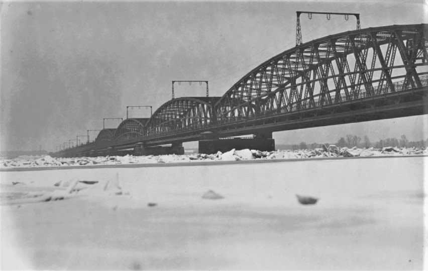 Most fordoński zawsze zimą był poddawany naporowi kry.