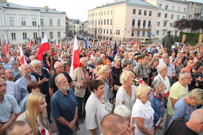 Wielka manifestacja w centrum Kielc „Wolne Sądy” z tysiącami uczestników  