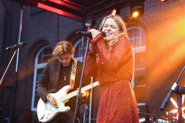 Koncert zespołu Hoi Polloi w ramach obchodów jubileuszu 100-lecia I Liceum Ogólnokształcącego im. Karola Marcinkowskiego w Poznaniu.