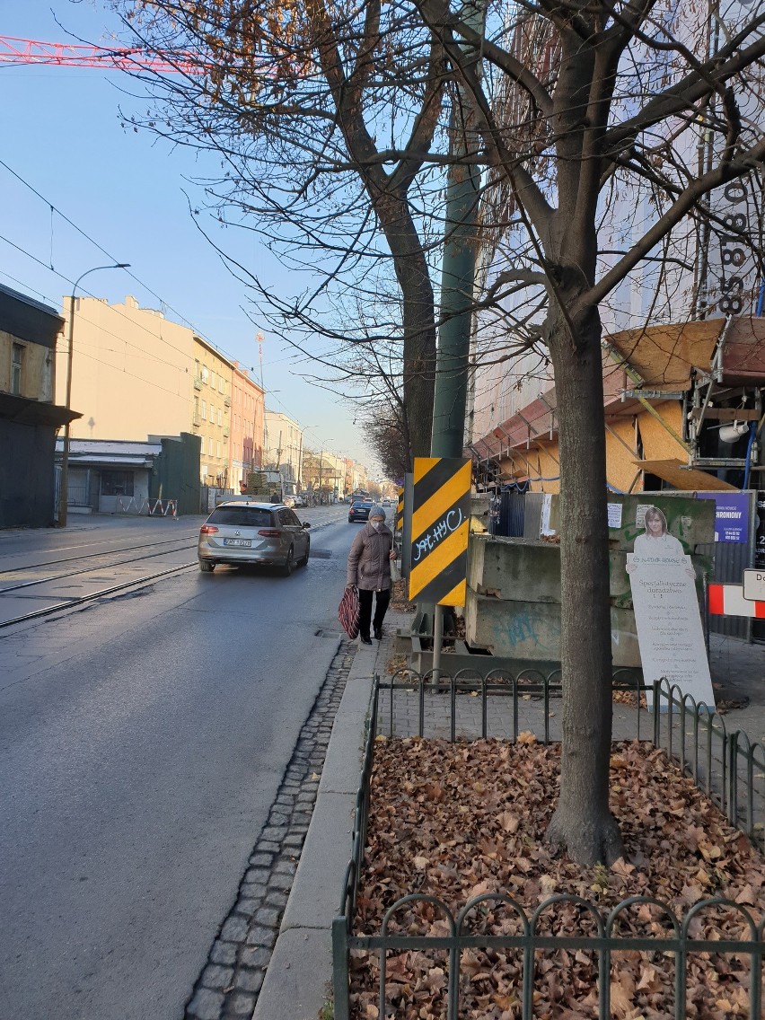 W rejonie ulicy Kościuszki grodzone są kolejne chodniki