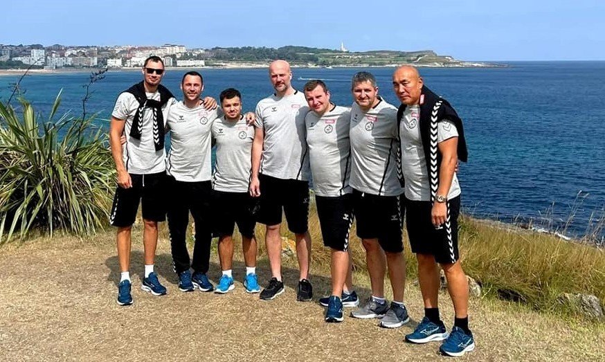 Los jugadores de balonmano de Łomża Industria Kielce ya están entrenando en España.  Y el personal de la playa.  mira las fotos