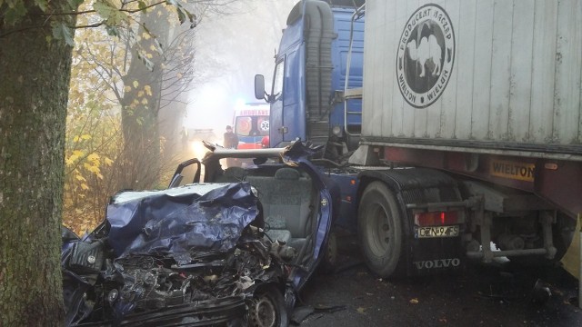 Wczoraj w godzinach rannych doszło do wypadku drogowego na drodze pomiędzy miejscowościami Łobez –Resko. Dwie osoby z obrażeniami ciała trafiły do gryfickiego szpitala.Wczoraj około godz. 7:20 na drodze wojewódzkiej nr 148 doszło do wypadku drogowego. Jak wynika ze wstępnych ustaleń kierowca samochodu daewoo w trakcie manewru wyprzedzania innego auta uderzył w prawidłowo nadjeżdżający z naprzeciwka samochód ciężarowy marki volvo. Kierowca oraz pasażerka samochodu osobowego trafili do szpitala. Na miejscu policjanci wykonali szereg czynności procesowych, które przyczynić mają się do ustalenia okoliczności tego zdarzenia.