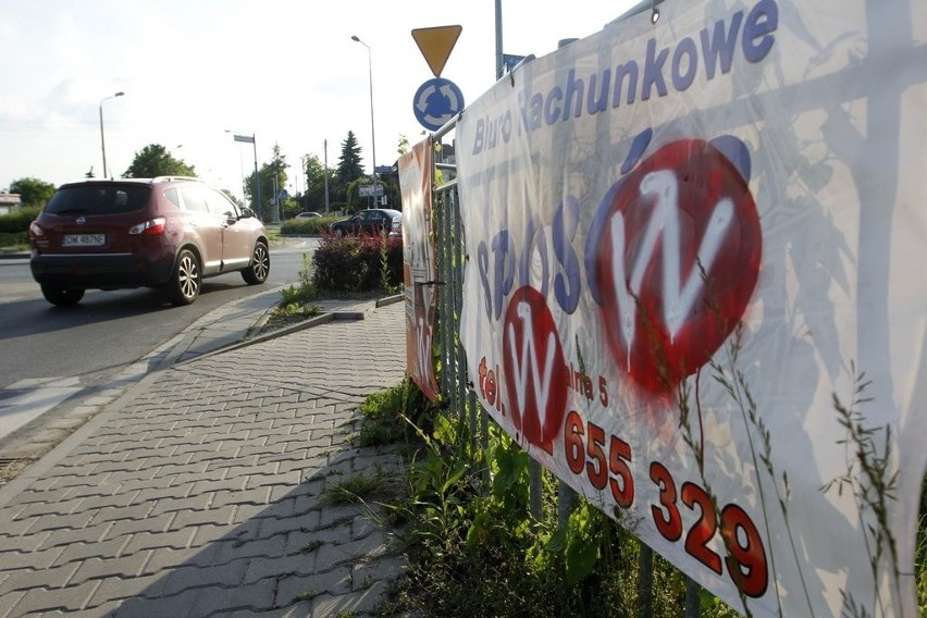 Wrocław: Graffiti z logo ESK 2016 niszczy reklamy na Krzykach (ZDJĘCIA)