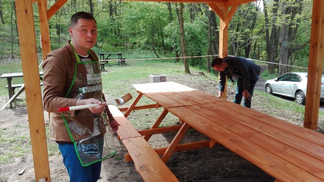 Radni Grzegorz Hryniewicz i Paweł Wysocki malują ławy na polanie II na Wzgórzach Piastowskich i zapraszają w sobotę o 11.00 na wspólne sprzątanie i ponowne otwarcie tego miejsca rekreacji