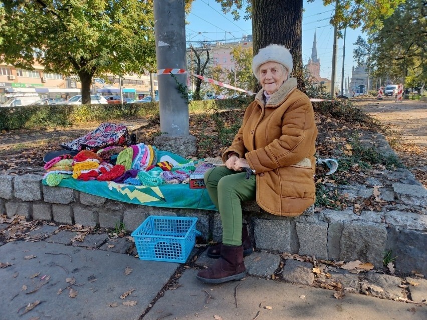 Pani Krystyna "od czapek" ze Szczecina już nie musi zbierać na aparat słuchowy. Pomógł radny z... Sosnowca