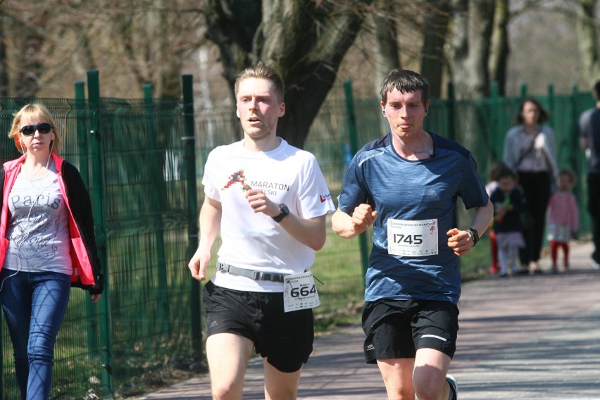 Biegli w niedzielę nad Zalewem Zemborzyckiem. To ostatni bieg z cyklu "Cztery Dychy do Maratonu" [DUŻO ZDJĘĆ]