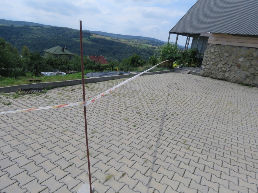 Zapadł się parking znajdujący się tuż nad brzegiem skarpy, a...