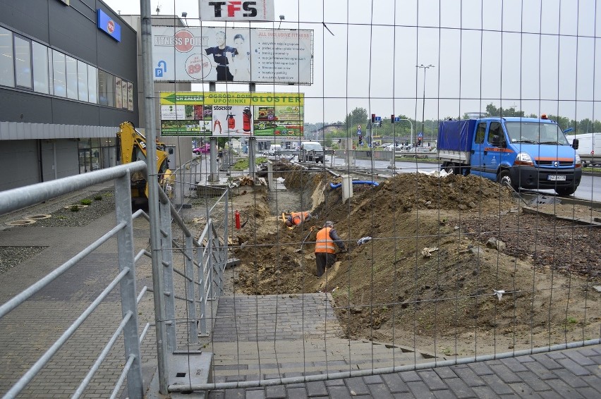 CH Załęże ewakuowane, koparka uszkodziła gazociąg [ZDJĘCIA]