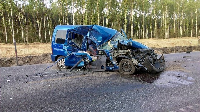 Pechowo rozpoczyna się poniedziałek (30 kwietnia) na drogach w regionie. Do groźnie wyglądającego wypadku doszło na ulicy Grunwaldzkiej, za skrzyżowaniem z Filtrową na wysokości lasu, w Bydgoszczy. Zgłoszenie o zdarzeniu strażacy otrzymali o godzinie 5.45. - Zderzyły się czołowo dwa auta - informuje dyżurny bydgoskich strażaków. - W wypadku brały udział osobowy citroen i dostawczy iveco. Jedna osoba została zabrana do szpitala na obserwację. Na miejsce zostały wezwane dwie karetki pogotowia i dwa zastępy straży pożarnej. Nieoficjalnie udało nam się ustalić, że sprawca wypadku - kierujący iveco - najprawdopodobniej zasnął za kierownicą. Policjanci zatrzymali jedno prawo jazdy. Do sądu trafi wniosek o ukaranie sprawcy.Wideo: Info z Polski 26.04.2018