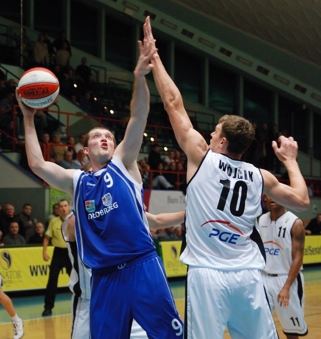 Koszykarze Kotwicy (niebieskie stroje) w pre play-off zagrają z Turowem Zgorzelec.