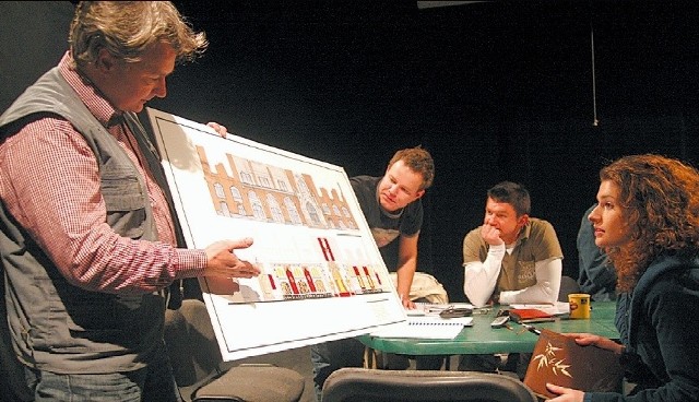 Dyrektor Zdzisław Kułagowski (z lewej) prezentuje aktorom plan scenografii do "Amadeusza&#8221;. Ten spektakl przygotowano z dużym rozmachem. Niestety, został zagrany tylko dwa razy.