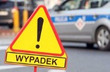 Wypadł z drogi i uderzył w przystanek. Dwie osoby w szpitalu