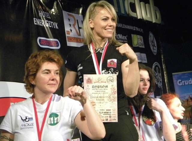 Marlena Wawrzyniak (w środku) znów na najwyższym stopniu podium