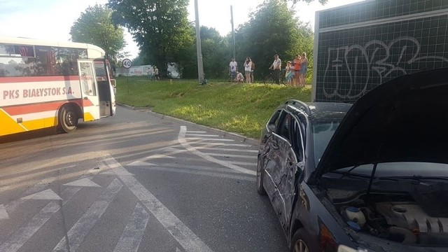 We wtorek, po godz. 19, na skrzyżowaniu w Horodnianach doszło do wypadku. Volkswagen passat zderzył się z autobusem PKS relacji Białystok - Zambrów