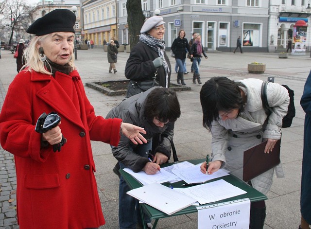 Janina Dłuska jeszcze tylko dzisiaj zbiera podpisy mieszkańców Radomia pod petycją do ministra obrony narodowej w sprawie zmiany decyzji o likwidacji Orkiestry Garnizonowej.