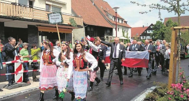 Proszowicka delegacja maszeruje w paradzie z okazji 1200-lecia Fichtenberga