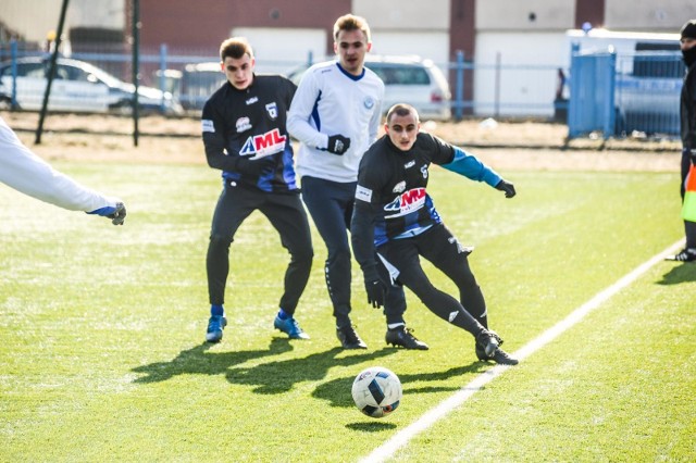 Piłkarze Zawiszy zremisowali z Pogonią Mogilno 2:2 w meczu kontrolnym, który odbył się na stadionie przy ul. Słowiańskiej w Bydgoszczy. Do przerwy goście prowadzili 2:0 (Mateusz Nawrocki 19., Filip Jagielski 33.) i niebiesko-czarni musieli rzucić się w pogoń. Udało się strzelić dwie bramki (Paweł Kanik 47., Tomasz Widomski 63.) i mecz zakończył się remisem 2:2. Zobacz zdjęcia ze sparingu >>>