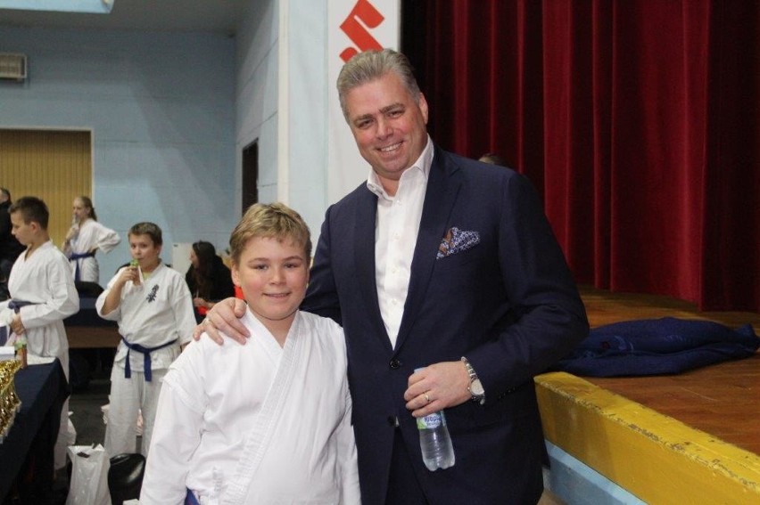 Na zawodach karate Oliwier Servaas z tatą Bertusem...