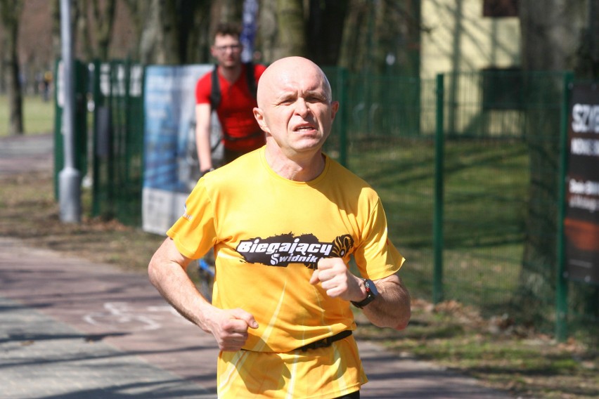 Biegli w niedzielę nad Zalewem Zemborzyckiem. To ostatni bieg z cyklu "Cztery Dychy do Maratonu" [DUŻO ZDJĘĆ]