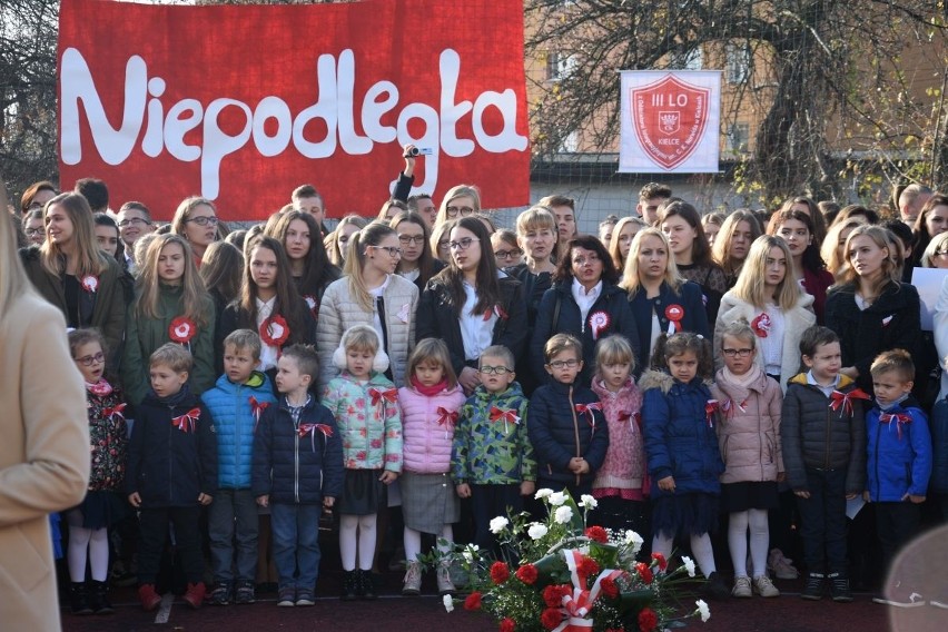 "Rekord dla Niepodległej" w Kielcach. Uczniowie śpiewali hymn w piątek o 11.11 - zobaczcie wideo i zdjęcia