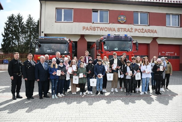 Uczestnicy eliminacji powiatowych Turnieju Wiedzy Pożarniczej w Miechowie