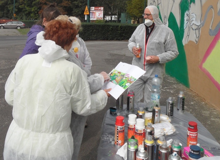 Sosnowiec: Seniorzy malowali graffiti na ścianie kamienicy [ZDJĘCIA]