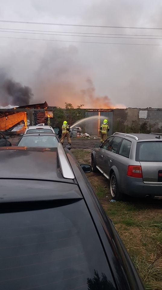 Pożar w Mysłowicach gasi ponad 20 zastępów straży pożarnej....