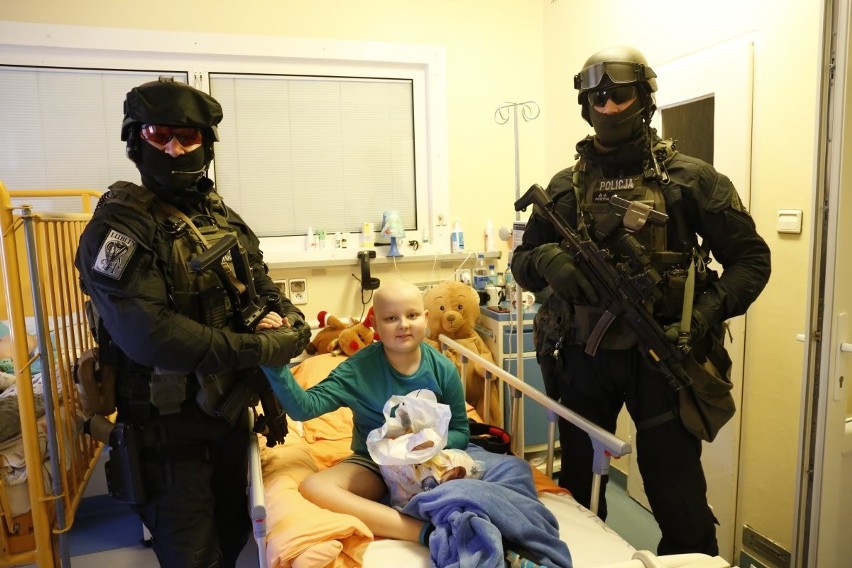 Policyjni Mikołaje odwiedzili pacjentów szpitala dziecięcego. Zobacz zdjęcia