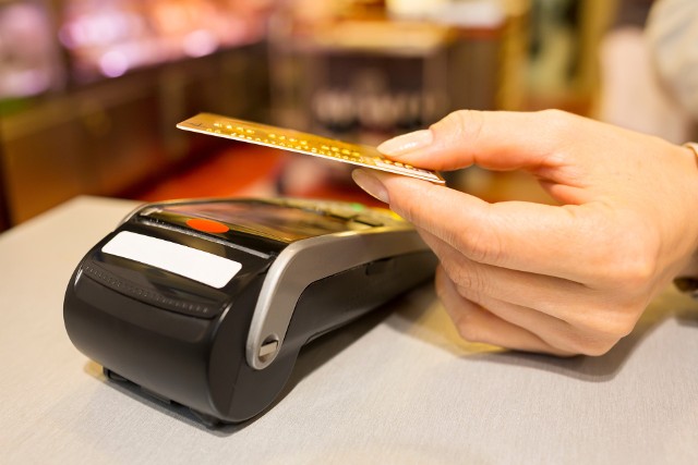 Terminal płatniczy coraz częściej służy nam do odbioru paczek czy wypłacania gotówki.