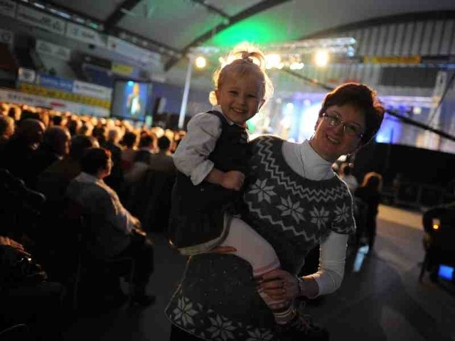 Miriam Elbin ma 2,5 roczku. To jedna z najmłodszych fanek śląskiej biesiady. Na koncerty jeździ z rodzicami. Tańczy na rękach mamy!