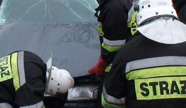 Kierowca BMW, którego auto wczoraj wieczorem uderzyło w przydrożne drzewo niedaleko Lniana, zginął na miejscu. Okoliczności tego wypadku badają policjanci pod nadzorem prokuratury.