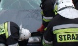 Tragiczny wypadek w Jędrzejewie pod Świeciem. BMW rozbiło się na drzewie