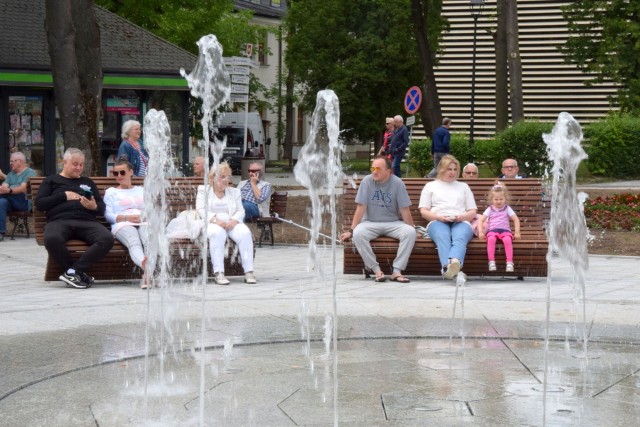 Fontanny na placu, który stał się nowym centrum uzdrowiskowej części Buska-Zdroju przeżywały w piątek oblężenie.  Na kolejnych slajdach zobacz jak tętni życiem nowe centrum kurortu - plac i deptak