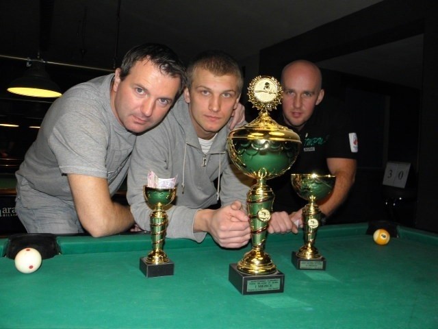 Od lewej Tomasz Sadlik, Adam Wisz, Krzysztof Śliwiński i turniejowe trofea.