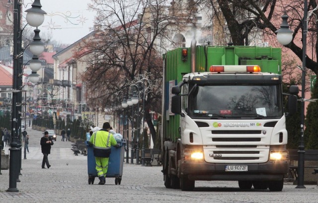 Śmieci z kamienic stojących przy deptaku odbierają pojazdy ciężarowe, które zapełnione ważą nawet ponad 20 ton. Czy nie powinny lżejsze?